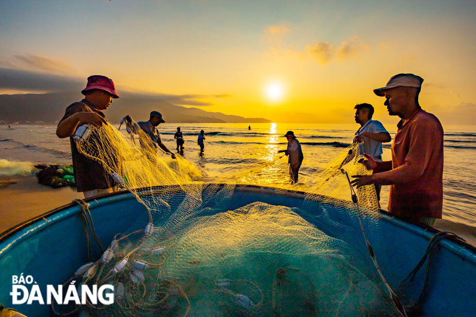 Thời gian kéo lưới rùng ngư dân thường chọn vào sáng sớm và có thể kéo dài đến chiều tối, tùy thuộc vào thời tiết nên không cố định thời gian trong ngày.