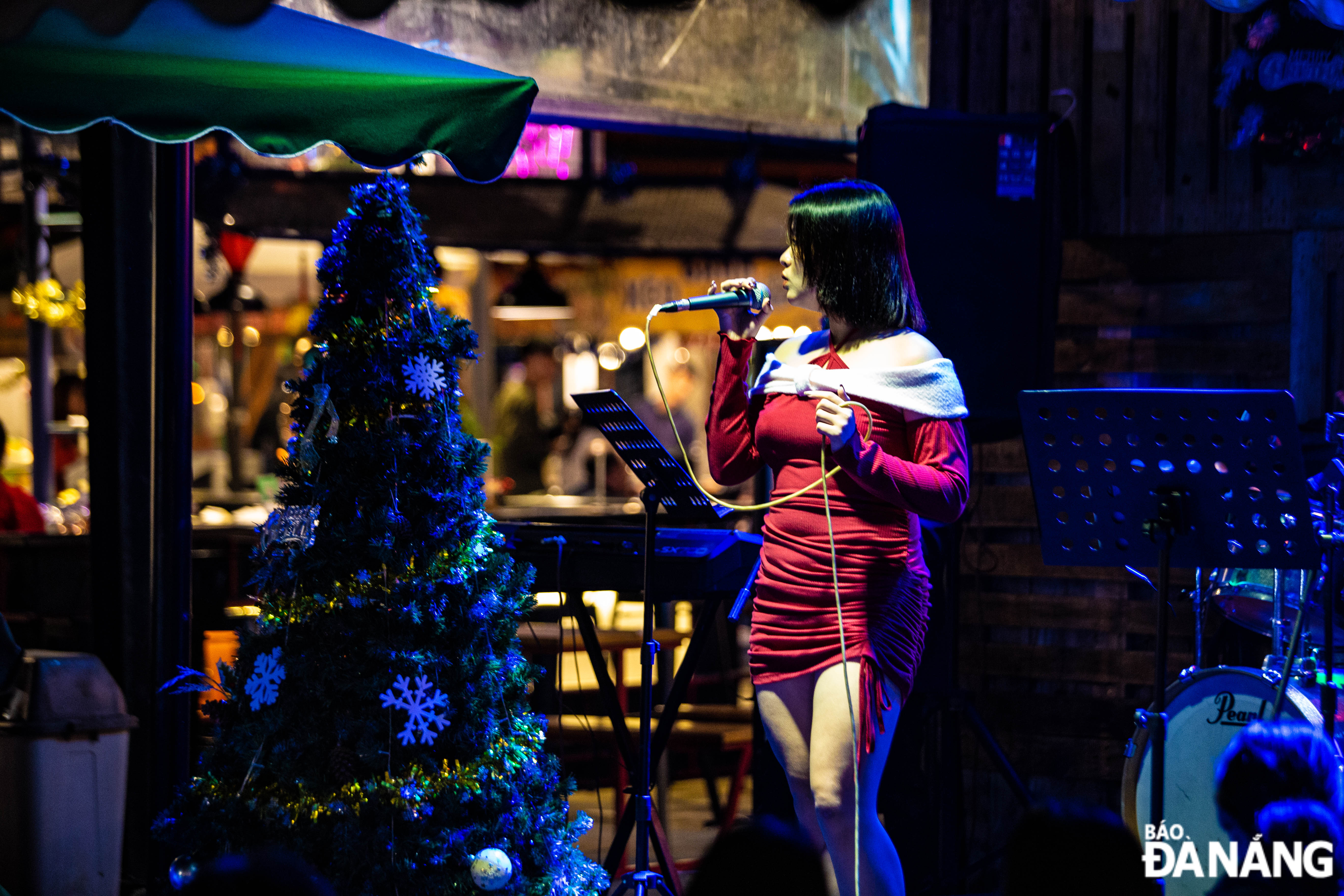 Nhiều hoạt động văn nghệ liên quan đến chủ đề Giáng sinh được tổ chức tại chợ đêm Helio