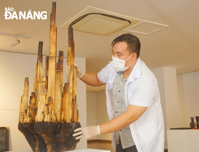 Cán bộ Bảo tàng Mỹ thuật Đà Nẵng nỗ lực bảo quản hiện vật đúng quy trình.  Ảnh: XUÂN SƠN
