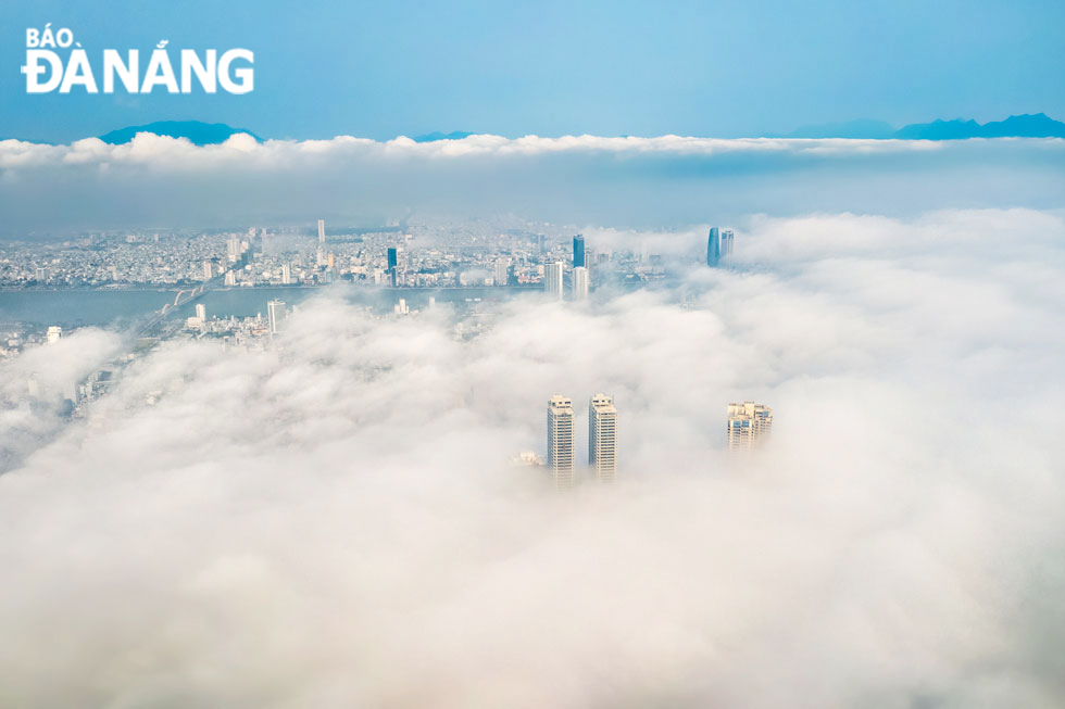 Thành phố Đà Nẵng mang một vẻ đẹp rất khác khi ẩn hiện trong làn mây bồng bềnh.