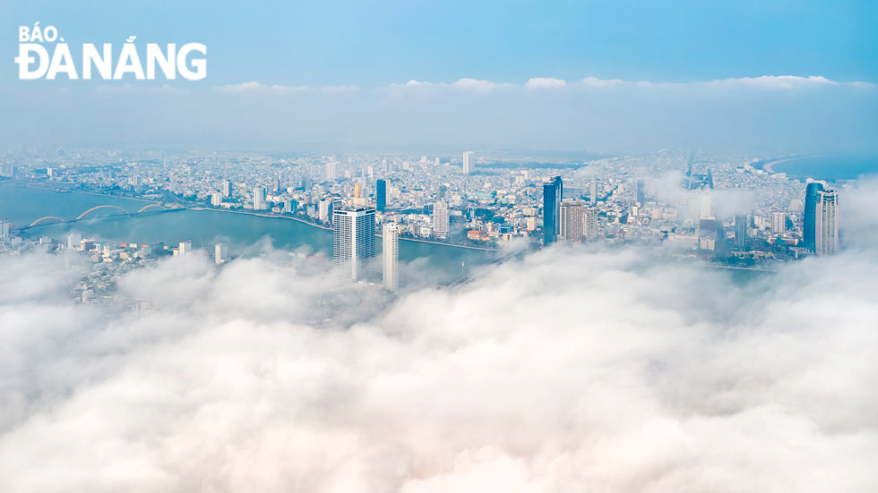 Sương mù mờ ảo “quây” các tòa nhà cao tầng.	