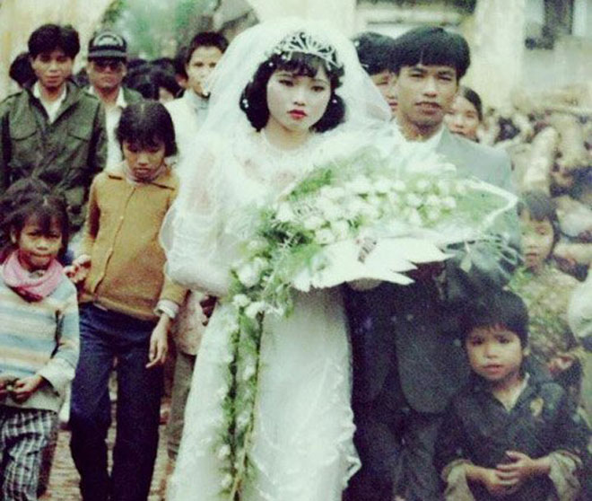 Hình ảnh cô dâu đi giữa đoàn rước thường thấy trong những đám cưới thập niên cũ. Ảnh: TL