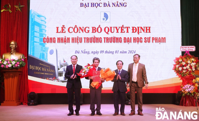 PGS.TS Võ Văn Minh (thứ hai từ trái sang) nhận quyết định tại buổi lễ. Ảnh: