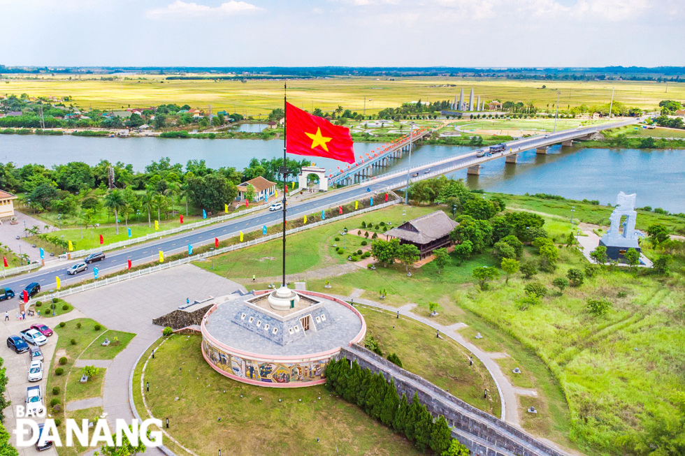 Lá cờ Tổ quốc tung bay trên cột cờ Vĩ tuyến 17 (huyện Vĩnh Linh, tỉnh Quảng Trị).	