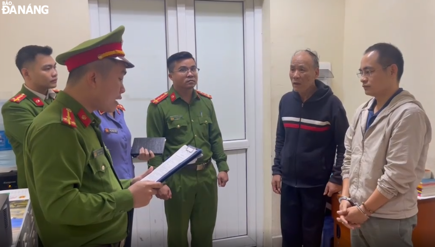 Cơ quan Cảnh sát điều tra (Công an thành phố) tống đạt các quyết định đối với Nguyễn Văn Nam (ngoài cùng, bên phải). Ảnh: L.H
