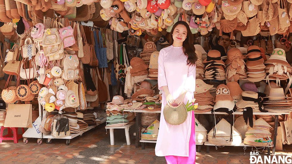 Những gian hàng thủ công tại chợ Hàn là một trong những địa điểm thu hút các cô gái đến chụp ảnh.