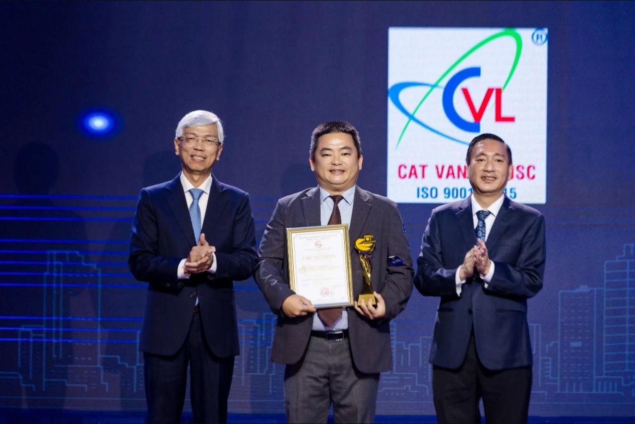 Ông Lê Mai Hữu Lâm - Tổng Giám đốc Công ty CP Sản xuất thiết bị điện Cát Vạn Lợi nhận giải thưởng Thương hiệu Vàng TP. Hồ Chí Minh lần thứ 2 năm 2023.