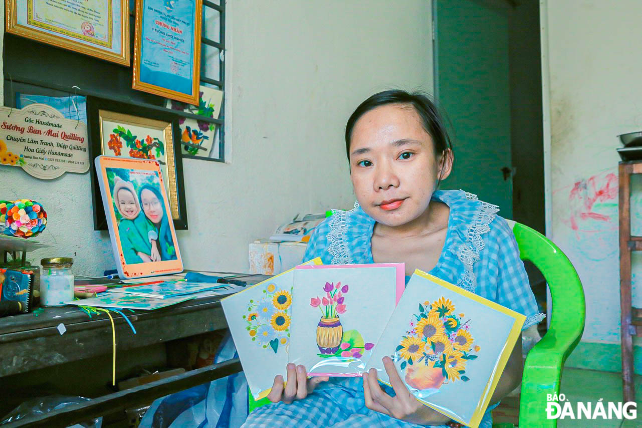Với những khiếm khuyết cơ thể, chị Láng không làm được việc nặng nên công việc làm tranh giấy xoắn giúp chị có thu nhập trang trải cuộc sống.