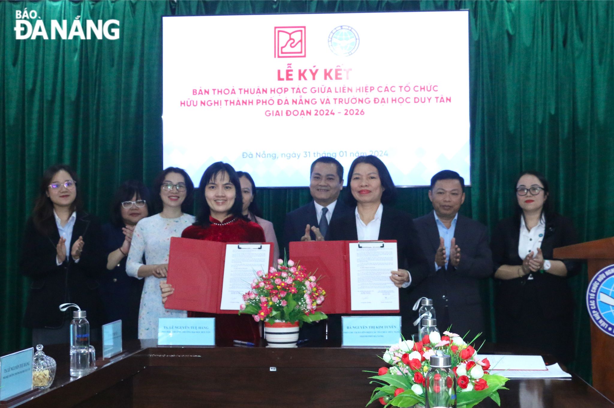 Chủ tịch Liên hiệp các tổ chức hữu nghị thành phố Nguyễn Ngọc Bình (thứ 3, từ phải sang) chứng kiến lễ ký kết. Ảnh: T.P