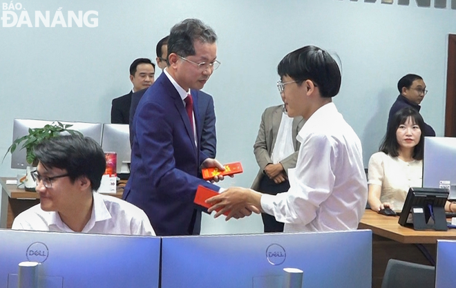 Bí thư Thành ủy Nguyễn Văn Quảng chúc Tết, lì xì người lao động tại Trung tâm IOC. Ảnh: M.Q
