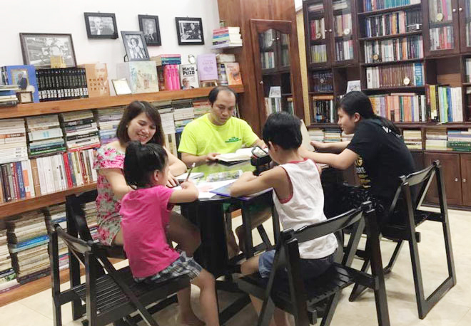 Gia đình anh Ngô Thanh Tuấn thường xuyên sinh hoạt trong không gian phòng đọc sách. Ảnh: Nhân vật cung cấp