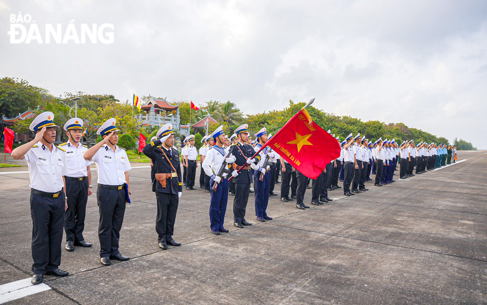 Lễ chào cờ đầu năm với sự tham gia đông đủ cán bộ, chiến sĩ và nhân dân trên quần đảo Trường Sa.
