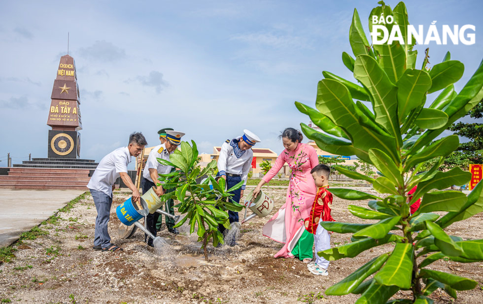 Cán bộ, chiến sĩ và nhân dân trên đảo Đá Tây A, quần đảo Trường Sa hưởng ứng phong trào Tết trồng cây.