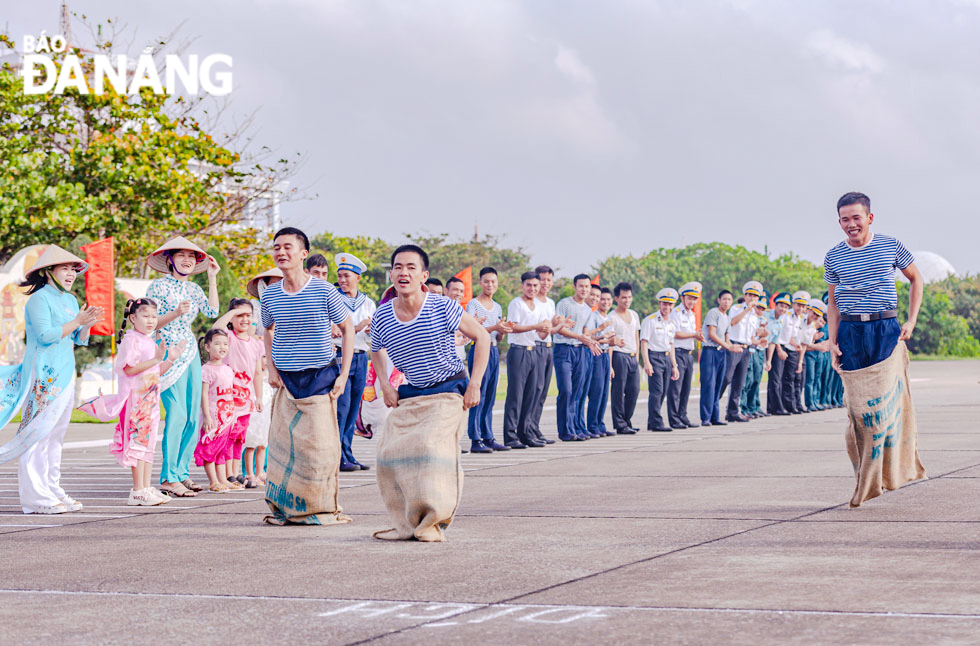 Cán bộ, chiến sĩ và người dân trên quần đảo Trường Sa tổ chức nhiều hoạt động vui chơi ngày Tết.