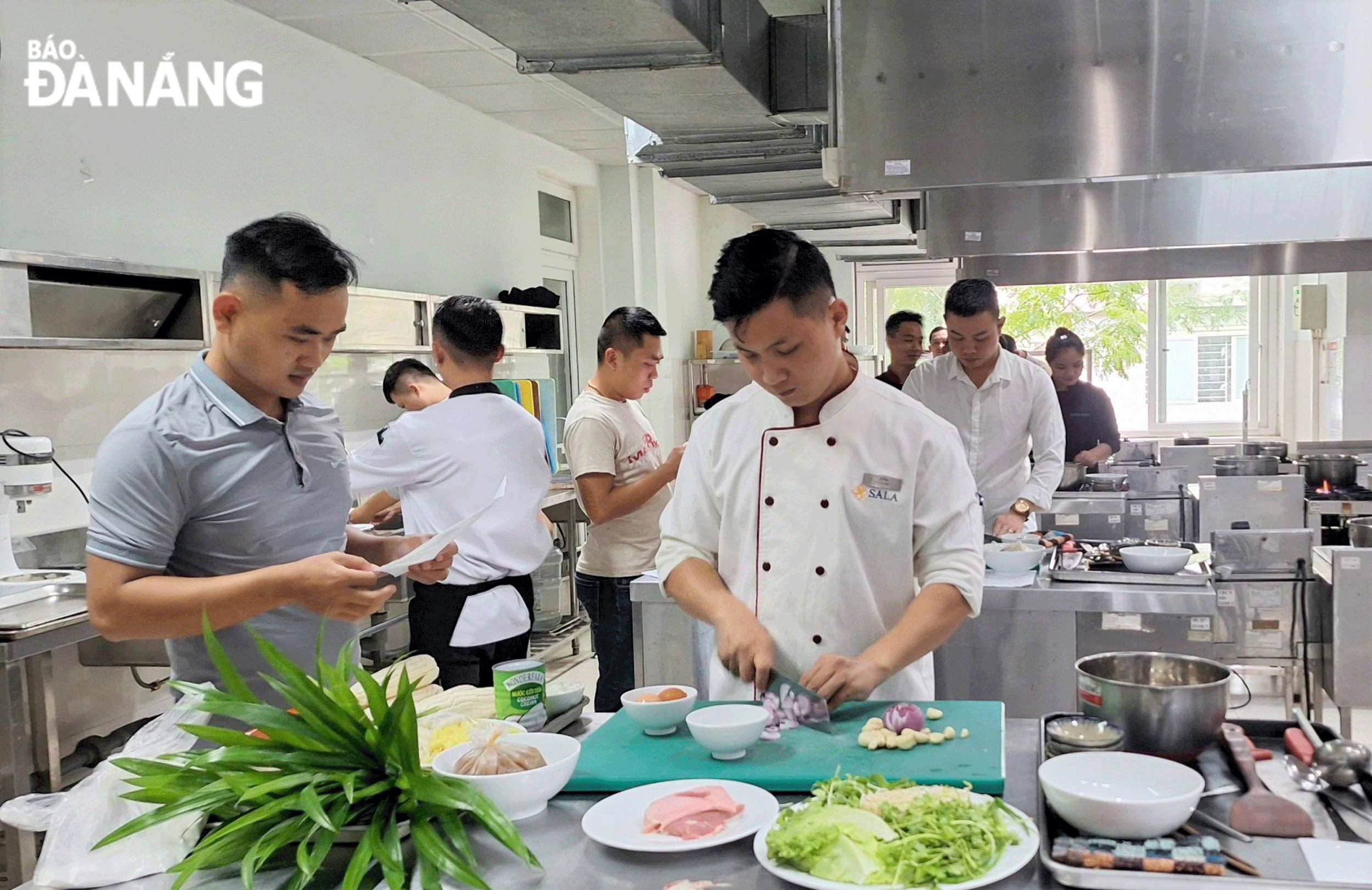 Các đầu bếp của một số khách sạn trên địa bàn thành phố đang chế biến món mì Quảng tại sự kiện  Mì Quảng chuẩn vị do Sở Du lịch tổ chức năm 2023. Ảnh: THU HÀ	