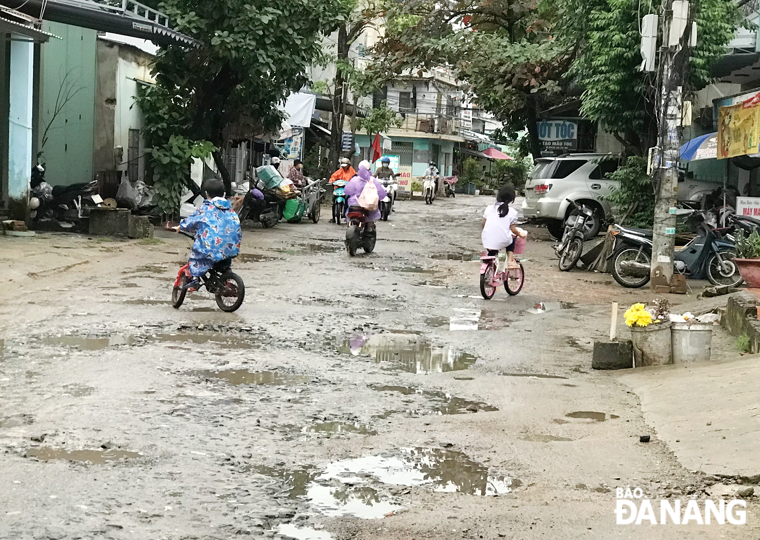 Tuyến đường Nguyễn Như Hạnh (phường Hòa Minh) mặt đường hư hỏng, xuất hiện nhiều ổ gà gây khó khăn cho người tham gia giao thông.  Ảnh: KHÁNH HUYỀN