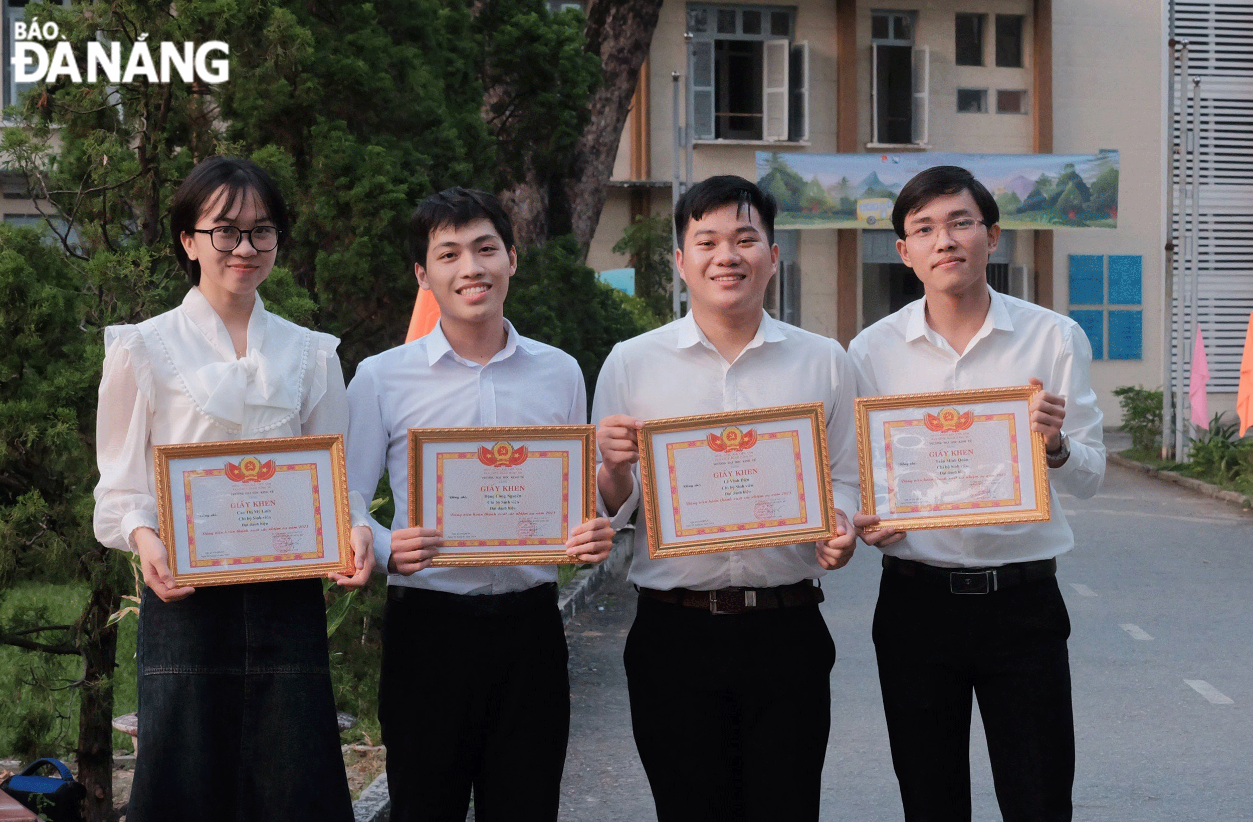 Cao Thị Mỹ Linh (bên trái), sinh viên Trường Đại học Kinh tế (Đại học Đà Nẵng) đạt danh hiệu Đảng viên hoàn thành xuất sắc nhiệm vụ năm 2023. Ảnh: T.P