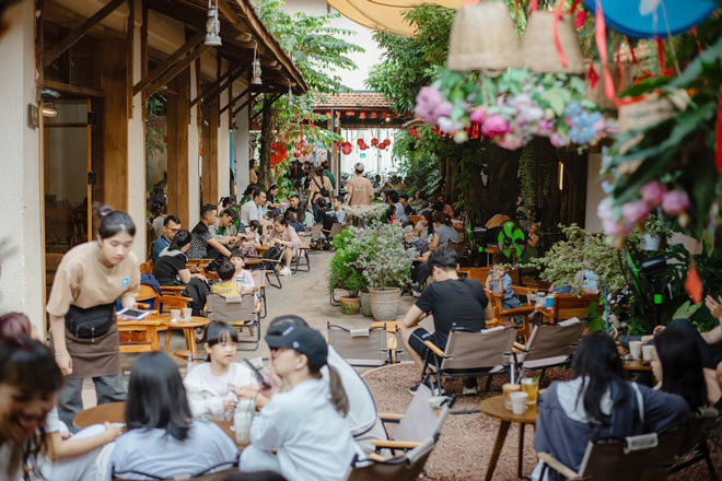 Nhiều hệ thống cà phê tại Đà Nẵng hướng tới quảng bá du lịch, lan tỏa hình ảnh thành phố đến du khách. Ảnh: Trình Cà phê