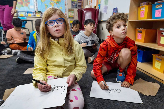 Các em học sinh lớp 3 đang trong giờ học viết chữ tại thành phố Menlo Park, quận San Mateo, California, Mỹ. Ảnh: Bay Area News Group