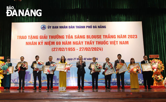 Bí thư Thành ủy Nguyễn Văn Quảng (giữa) tặng Bằng khen của Thủ tướng cho các tập thể, cá nhân ngành y tế có thành tích xuất sắc 5 năm liền 2018-2022 trong hoạt động chuyên môn. Ảnh: PHAN CHUNG