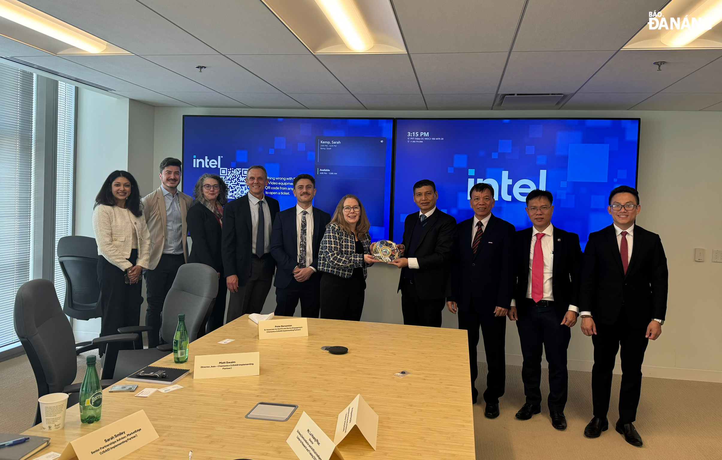 A delegation of Da Nang works with the Intel Corporation headquartered in Washington DC. Photo: PV
