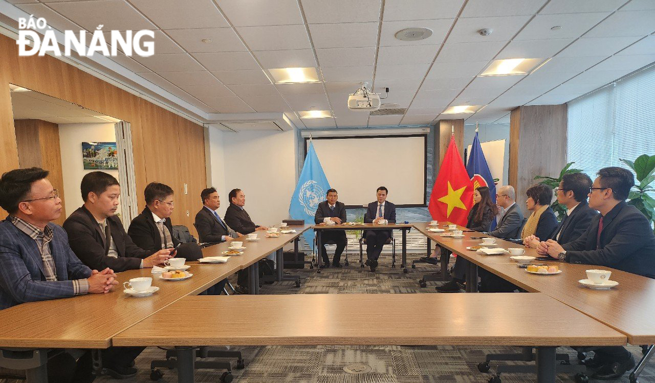 Vice Chairman of the Da Nang People's Committee Ho Ky Minh has a working session with the Permanent Mission of Viet Nam to the United Nations in New York. Photo courtesy of the delegation