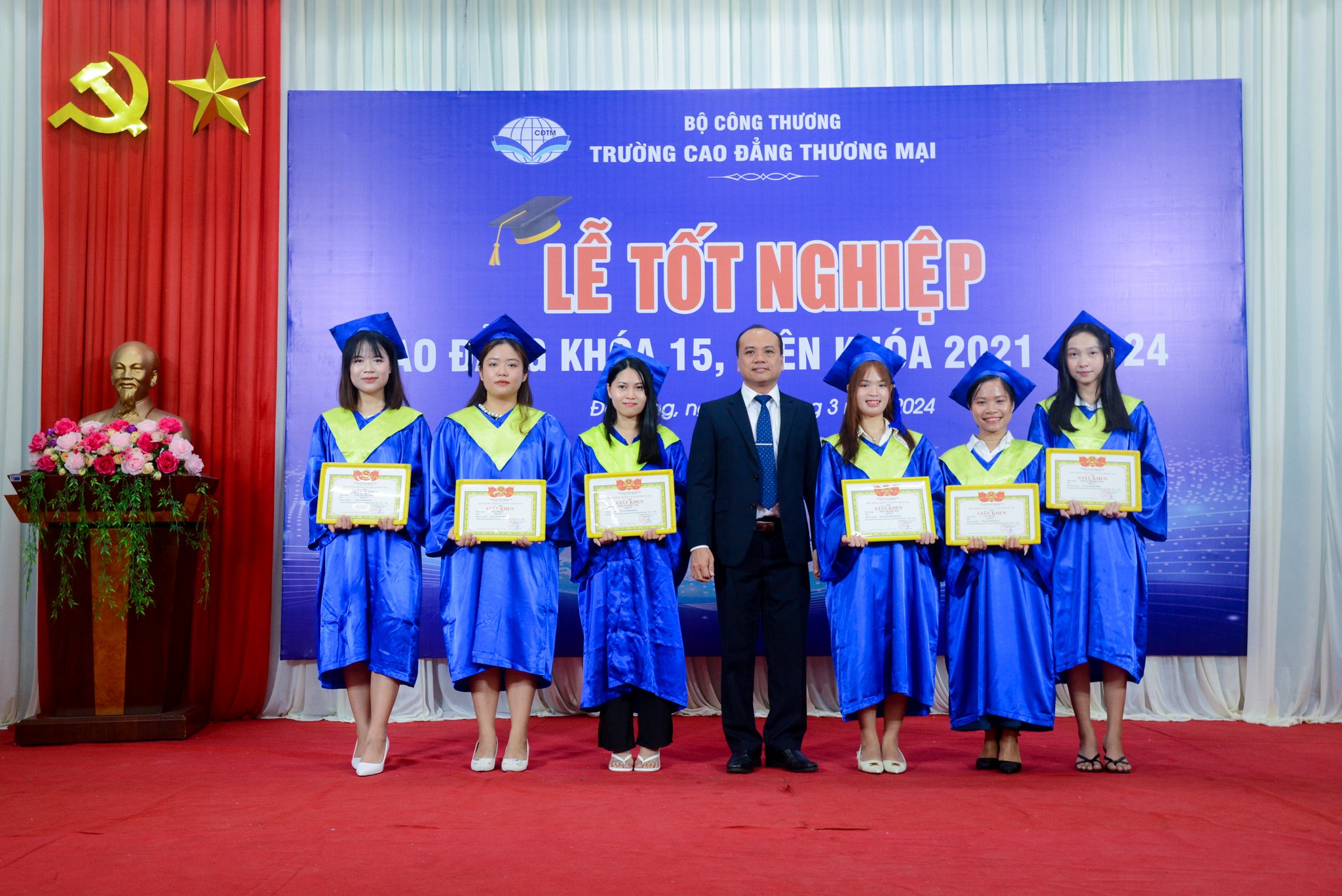 Tổ chức lễ tốt nghiệp cho 441 sinh viên
