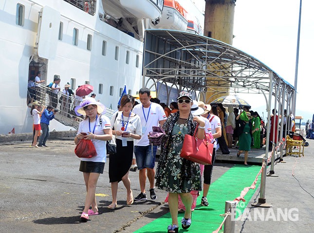 Khách du lịch tàu biển liên tục đến Đà Nẵng