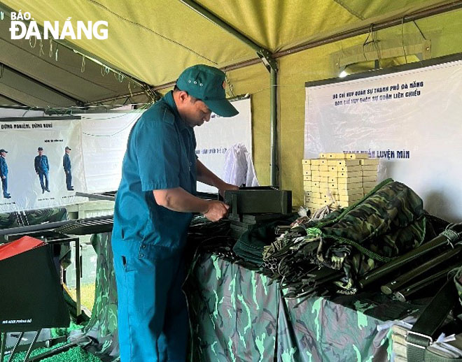 Phó Chỉ huy trưởng Ban CHQS phường Hòa Hiệp Nam, Dương Xuân Quang kiểm tra mô hình học cụ, vật chất huấn luyện chuẩn bị cho lễ ra quân huấn luyện năm 2024.