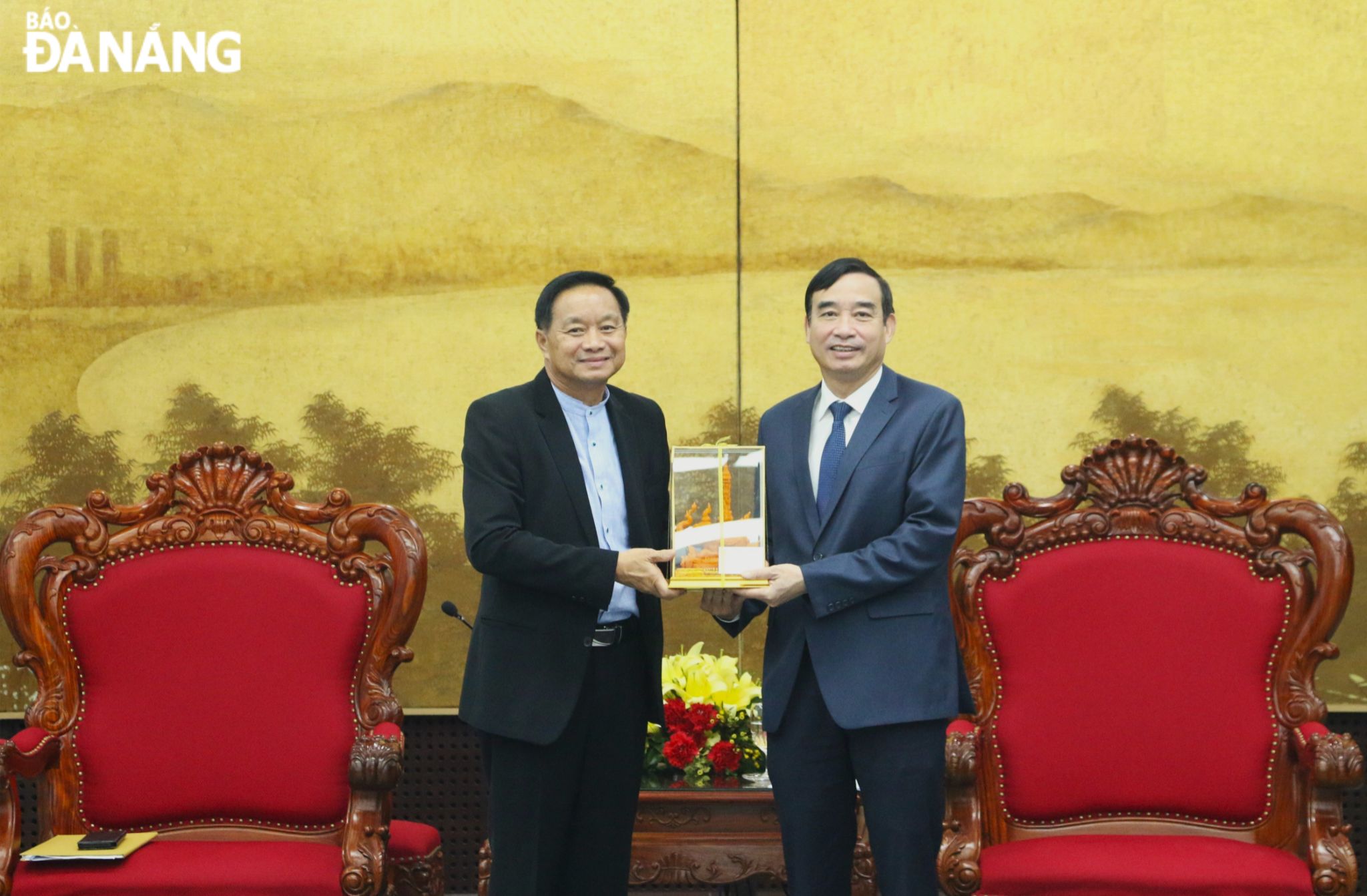 Mr. Supasit Kocharoenyos, Governor of Ubon Ratchathani Province in Thailand (left) presents a souvenir to Chairman of the Da Nang People's Committee Le Trung Chinh. Photo: T.PHUONG