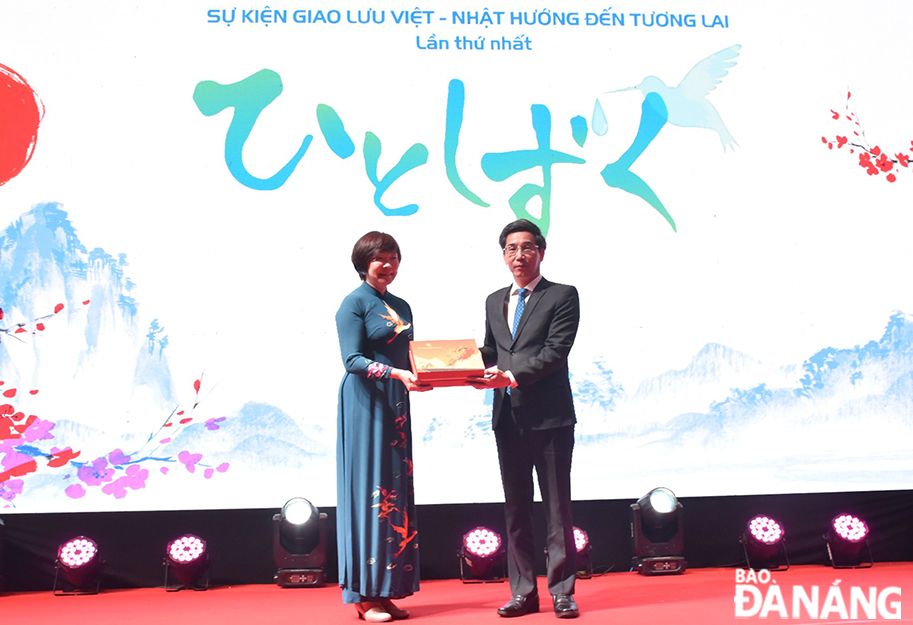 Vice Chairman of the Da Nang People's Committee Tran Chi Cuong (right) presentes a souvenir to Ms. Abe Akie, wife of the late Japanese Prime Minister Abe Shinzo, the chairwoman of the Japan Foundation for Social Contribution Fund. Photo: THU HA
