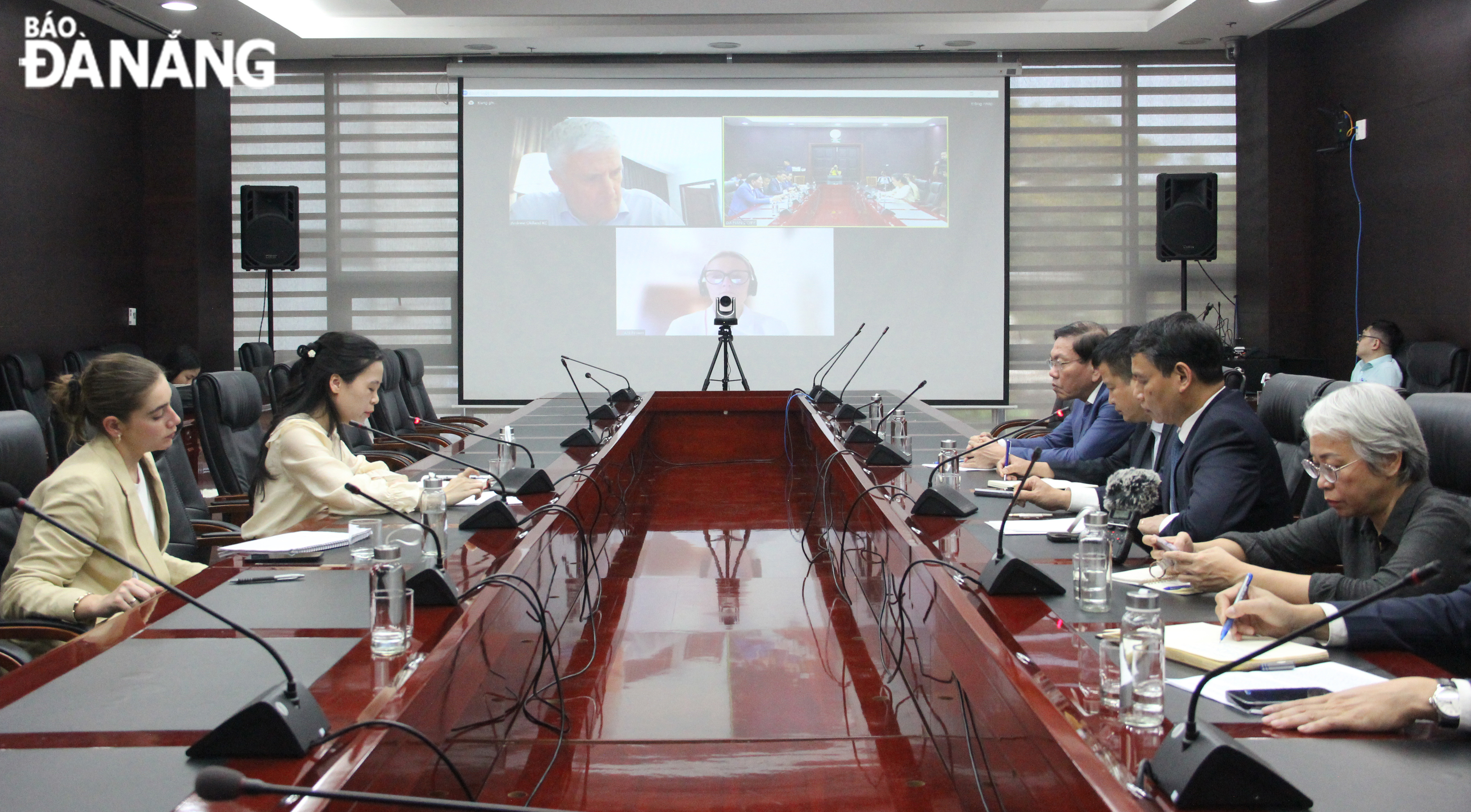 Vice Chairman of the Da Nang People's Committee Ho Ky Minh works with Mr. Andrew Oldland. Photo: XUAN HAU