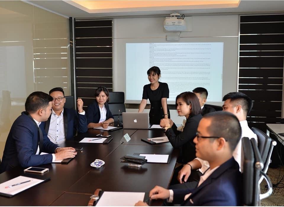 Luật sư Lê Thị Dung - CEO Công ty luật Siglaw tại 1 buổi tư vấn giấy phép đầu tư cho đối tác.
