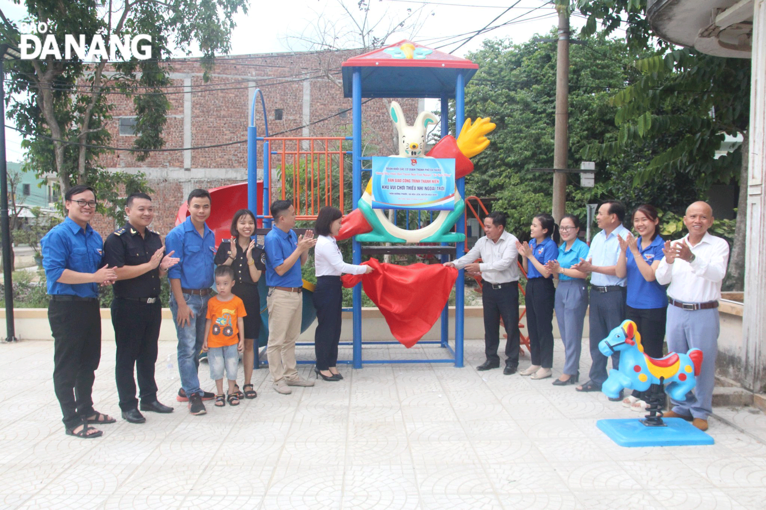 Đoàn Khối các cơ quan thành phố trao tặng công trình khu vui chơi cho thiếu nhi tại xã Hòa Liên, huyện Hòa Vang năm 2023. Ảnh: NGỌC QUỐC