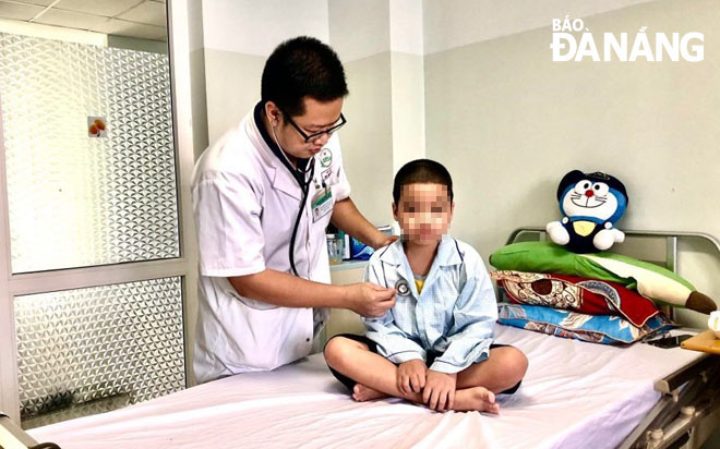 Thạc sĩ, bác sĩ Đoàn Quốc Bảo thăm khám sức khỏe cho bệnh nhân nhi.