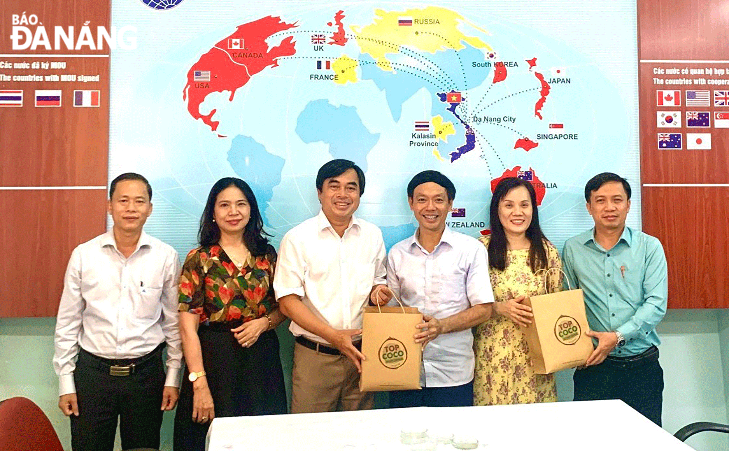 Bí thư Huyện ủy Hòa Vang Tô Văn Hùng (thứ 3, bên trái sang) làm việc với Ban giám hiệu Trường THPT chuyên Lê Quý Đôn hồi tháng 8-2023. Ảnh: Ngọc Dung