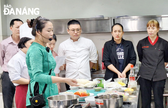 Nghệ nhân Trần Thị Đông hướng dẫn chế biến mỳ Quảng Phú Chiêm cho các đầu bếp nhà hàng, khách sạn tại Đà Nẵng. Ảnh: HÀ THU