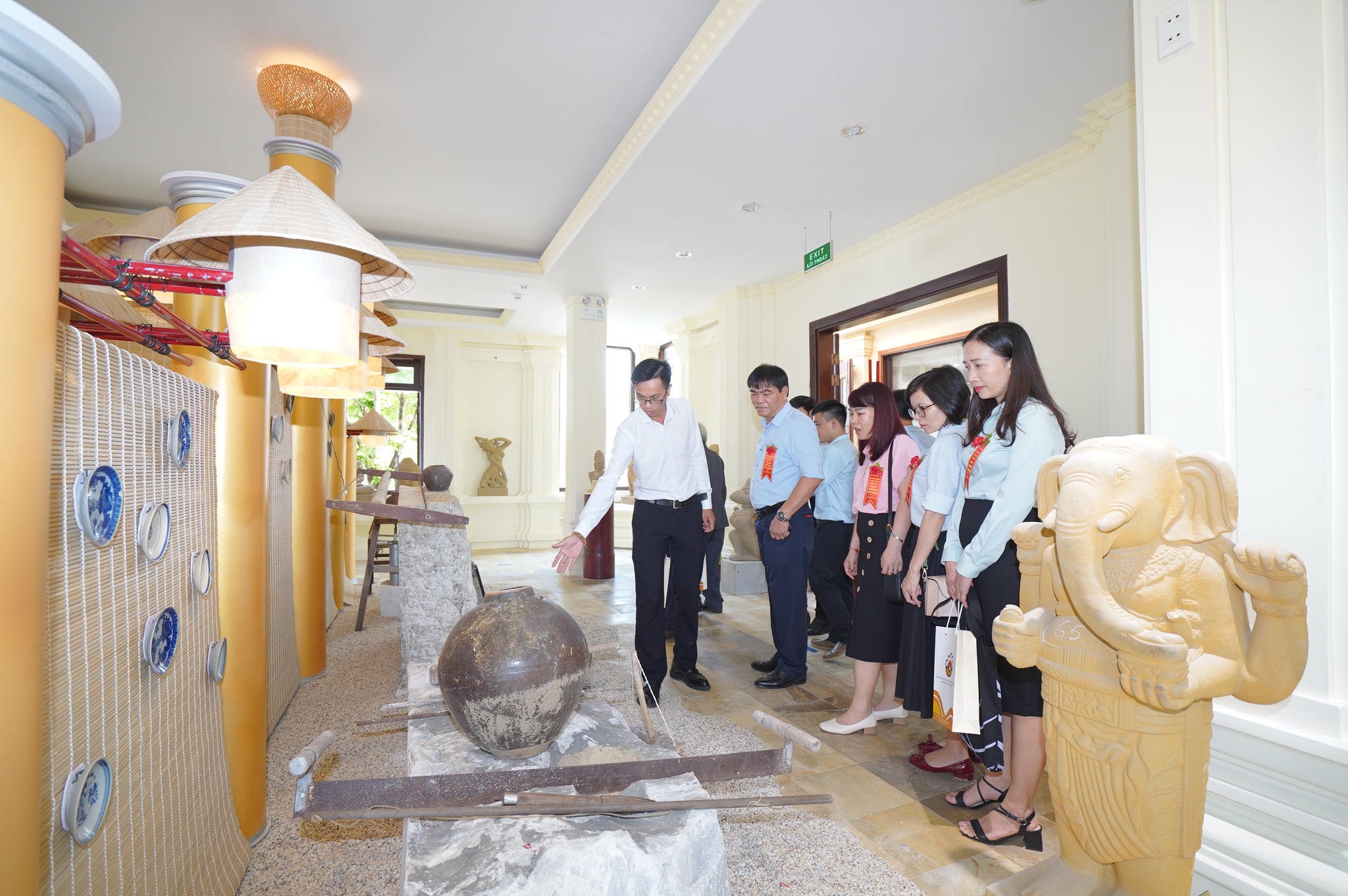 Museums citywide have been deploying many activities to bring new experiences and lure more visitors. IN PHOTO: Visitors to the Non Nuoc Stone Carving Memory Museum in Ngu Hanh Son District.Photo: VH