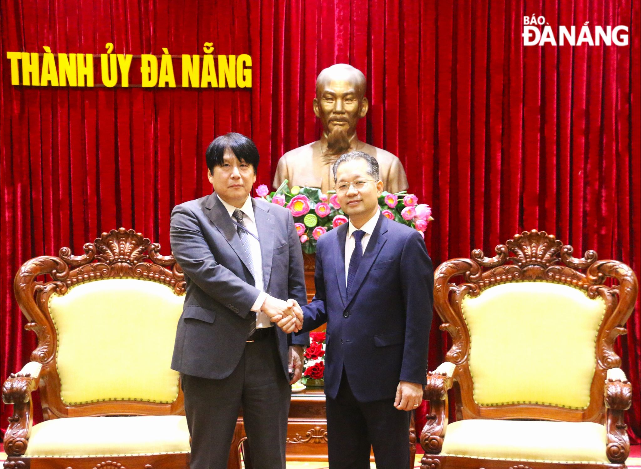 Da Nang Party Committee Secretary Nguyen Van Quang (right) congratulates Japanese Consul General Yakabe Yoshinori on his successful tenure in Da Nang. Photo: T.PHUONG