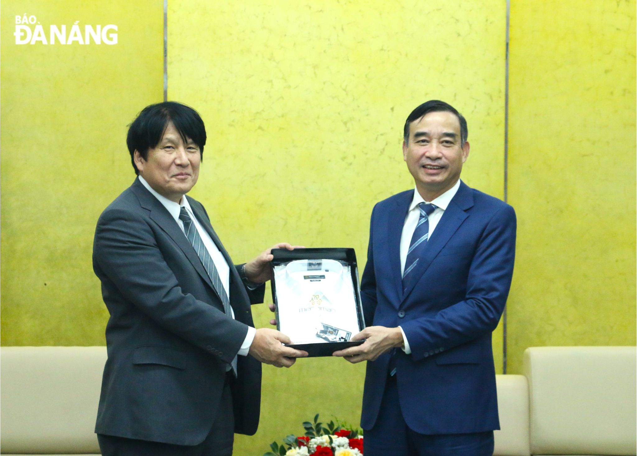 Da Nang People's Committee Chairman Le Trung Chinh (right) presenting a gift to Consul General Yakabe Yoshinori who came to say goodbye at the end of his tenure in the city. Photo: T.PHUONG