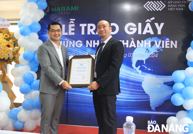 Ông Nguyễn Ngọc Quỳnh (bên trái), Phó tổng giám đốc Sở giao dịch hàng hóa Việt Nam trao giấy chứng nhận thành viên kinh doanh cho Công ty CP Harmi-Trade. Ảnh: T.H