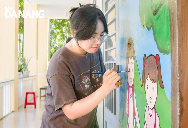 Thanh niên tình nguyện Trường Đại học Kinh tế (Đại học Đà Nẵng) tham gia vẽ tranh bích họa tại một cơ sở trường học trên địa bàn thành phố. Ảnh: T.Y