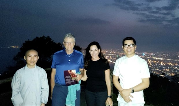 Bill Gates and his girlfriend Paula Hurd (centre) pose for a photo with Vietnamese tea master Hoang Anh Suong (right) and a Buddhist nun after a tea ceremony on Ban Co Peak in Da Nang on March 6. (Photo courtesy of Hoang Anh Suong)