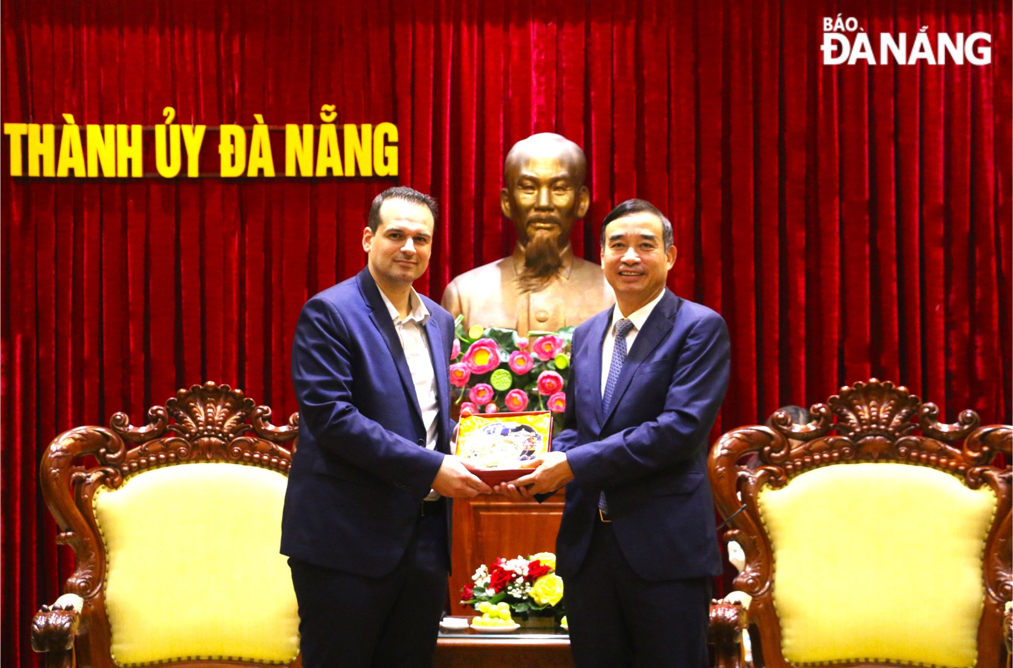 Da Nang People’s Committee Chairman Le Trung Chinh (right) and Senator Jeremy Bacchi who is a member of the National Council of the French Communist Party (PCF)