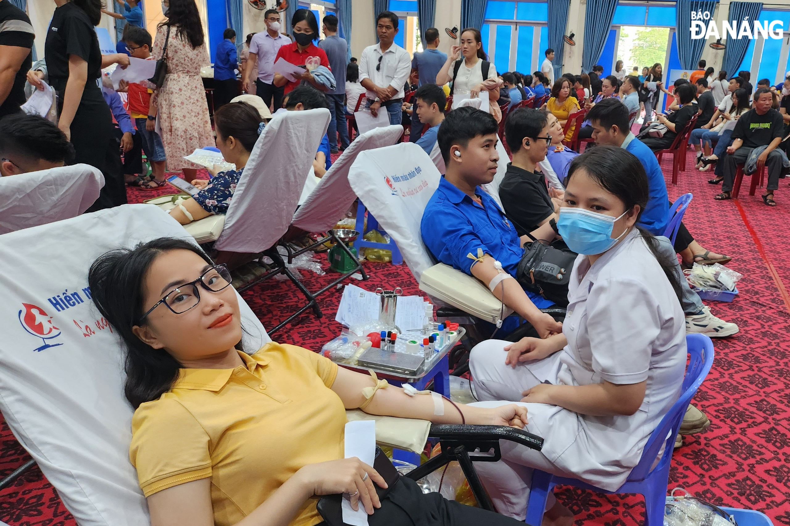 Đoàn viên Công đoàn Báo Đà Nẵng tham gia ngày hội hiến máu tình nguyện. Ảnh: LÊ HÙNG
