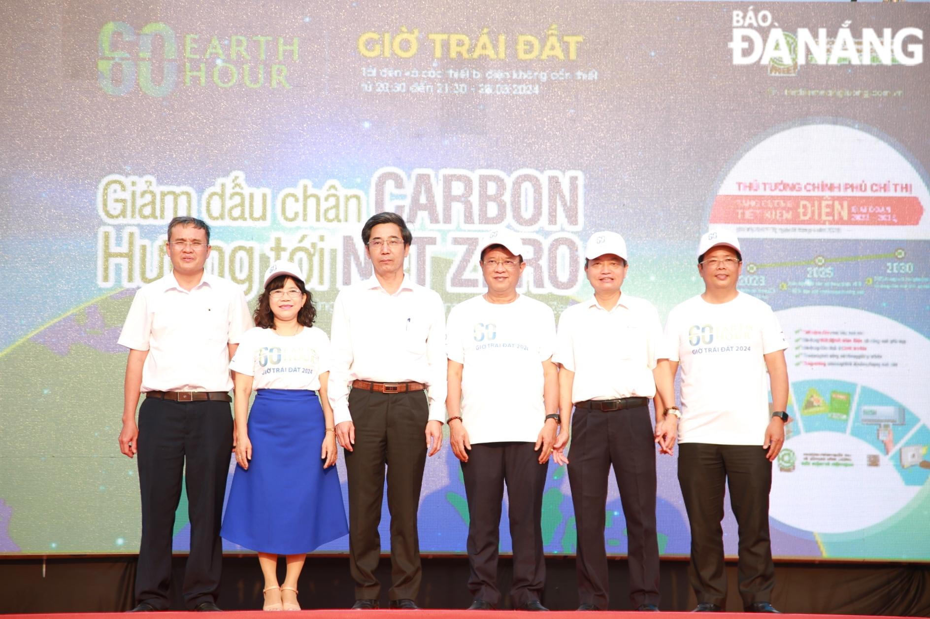Vice Chairman of the Da Nang People's Committee Tran Chi Cuong (3rd from left) and representatives of the municipal Department of Industry and Trade and related units pressed the button to launch the Earth Hour 2024 Campaign.