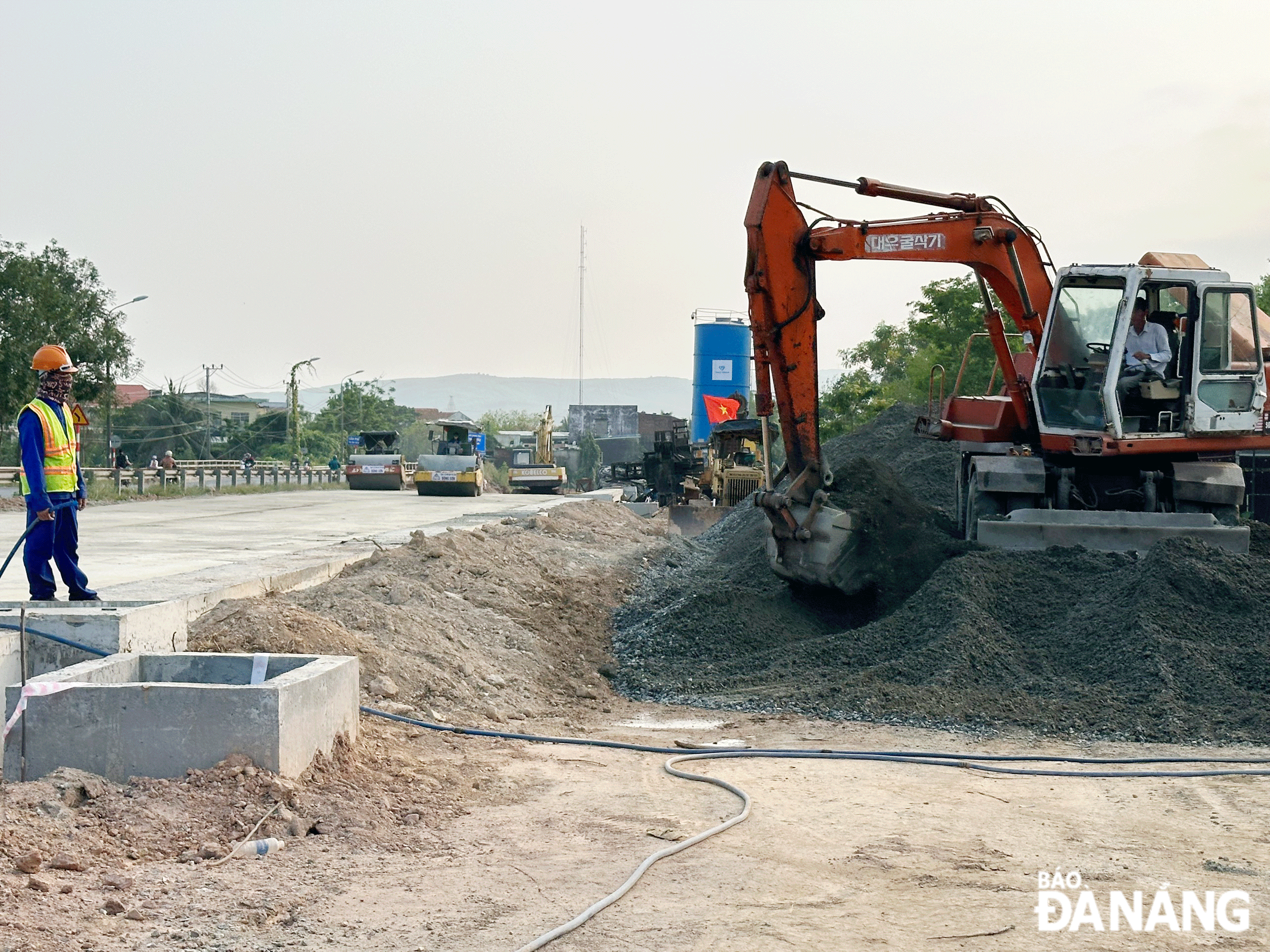 Công tác giải phóng mặt bằng tại dự án nâng cấp, mở rộng quốc lộ 14B được huyện Hòa Vang đẩy mạnh thực hiện. Trong ảnh: Đơn vị thi công tăng tốc đẩy nhanh tiến độ thực hiện dự án. Ảnh: N.QUANG 