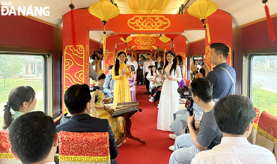 Các hoạt động nghệ thuật truyền thống như ca Huế, Nhã nhạc cung đình Huế, trình diễn áo dài được biểu diễn trên chuyến tàu Kết nối di sản miền Trung.