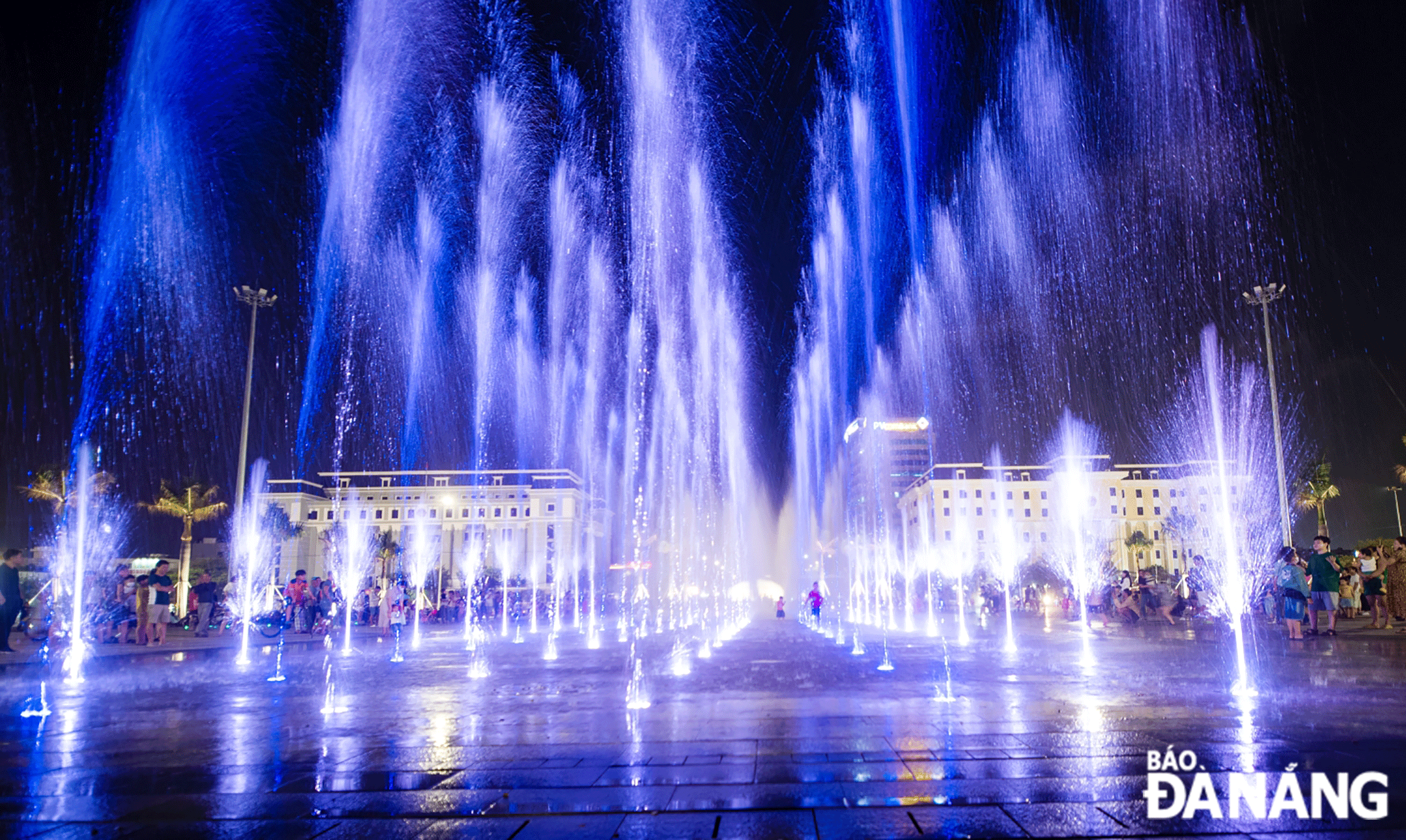 Many people are excited to watch the musical water fountain show. Photo: Mai Quang Hien