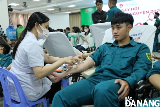 Chiến sĩ dân quân tự vệ quận Cẩn Lệ tham gia hiến máu